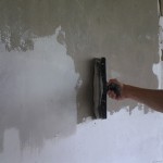nanesenie-shpatlevki-po-betonnoy-stene