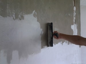 nanesenie-shpatlevki-po-betonnoy-stene