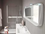 Стильное зеркало для интерьера ванной комнаты